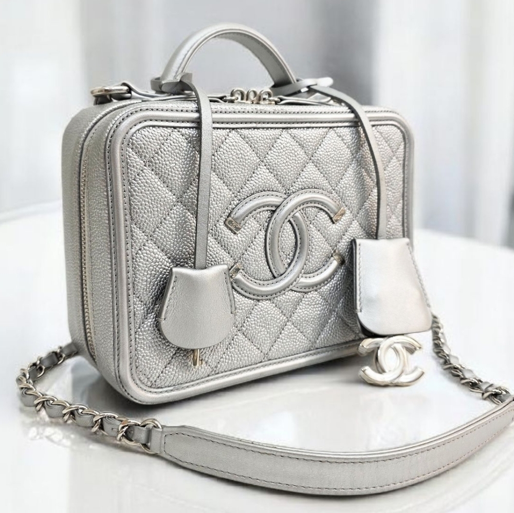 ✨️Excellent Condition Authentic CHANEL Silver Caviar Leather MEDIUM Vanity Bag - Picture 9 of 16